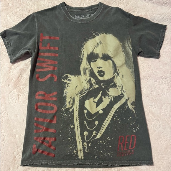 Taylor Swift Gray and Red Short Sleeve Tee - Picture 1 of 5